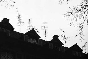 Fernsehantennen auf Karlsruher Wohnhäusern.