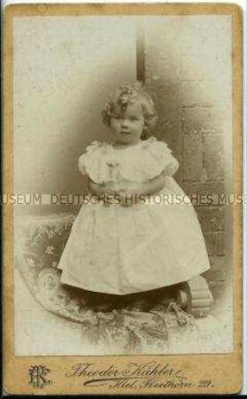 Kleines Mädchen im weißen Kleid, Carte de Visite