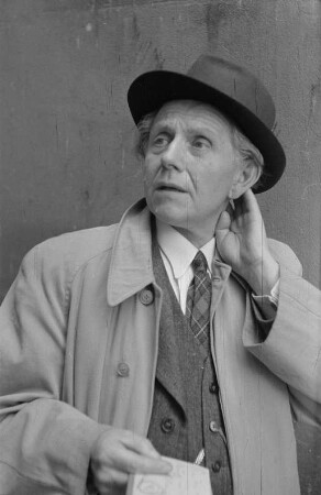 Szenenbilder aus dem Stück "Jacobowsky und der Oberst. Komödie einer Tragödie in drei Akten" von Franz Werfel am Hebbel-Theater Berlin : Soloaufnahme von Hans Hermann Schaufuß