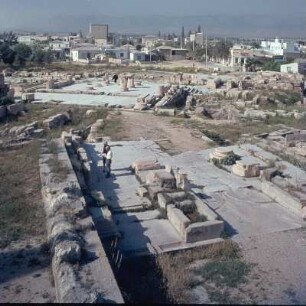 Eleusis. Propyläen. Mysterienstätte. Große und kleine Propyläen und der moderne Industrievorort von Athen. P5