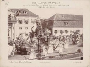 Huldigungswagen beim Jubiläums-Festzug zum 70. Geburtstag des Großherzogs Friedrich I. von Baden vor dem Karlsruher Schloss