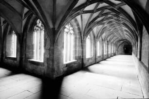 Alpirsbach: Kloster Alpirsbach, Kreuzgang (Ecke) mit Fenstern