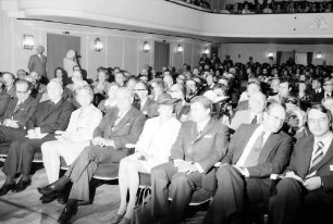 24 Tagung 1974 Chemiker: (überbelichtet) H. Keßler, Kardinal König, Frau Goppel, A. Goppel, Frau Steurer, Oberbürgermeister Steurer, H.-H. Haunschild
