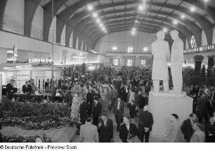 Exponate der Vereinigung Volkseigener Betriebe des Elektromaschinenbaus (VEM) auf der Leipziger Herbstmesse 1954