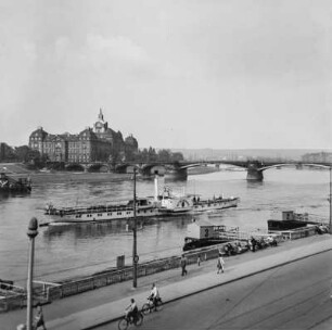 Dresden-Altstadt. Anlegestelle des Raddampfers "Mühlberg", Terrassenufer