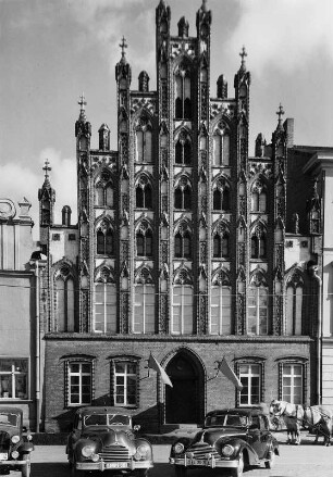 Greifswald. Marktplatz mit Giebelhaus