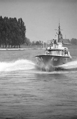Taufe des neuen Streifenboots "WS 2" der Wasserschutzpolizei Baden-Württemberg im Becken I des Karlsruher Rheinhafens
