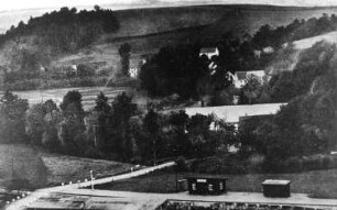 Triebischtal-Semmelsberg. Preiskermühle mit Bahnhof im Vordergrund, Ansichtskarte, Repro