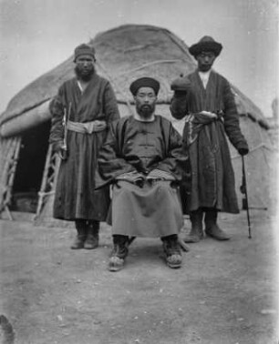 Chinesische Beamte : Chinesische Beamte vor einer Jurte im Tian Shan Hochgebirge