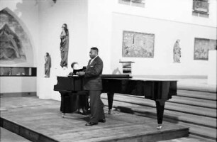 Freiburg: Augustinermuseum, Liederabend des Baritons John Riley; Publikum klatschend