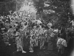 Frauen und Mädchen im Kimono auf einem Fest in Yamanakako-mura