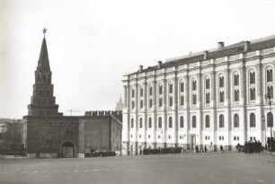 Moskau. Kreml. Borowitzki-Torturm gegen Rüstkammer