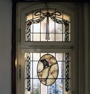 Erkerfenster — Südöstliches Fenster. Oval mit Vogel auf einem Zweig