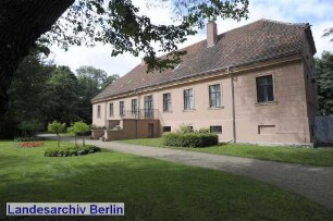Der Regierende Bürgermeister von Berlin, Klaus Wowereit besucht den Bezirk Marzahn - Hellersdorf