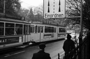 Freiburg: Einordnen [Richtung Karlsruhe, Basel, B 31 und Stadtmitte] in der Schwarzwaldstraße, mit Tram