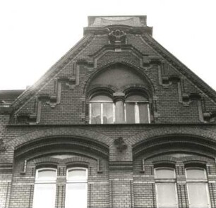 Cottbus, Rudolf-Breitscheid-Straße 1/Ecke Taubenstraße. Verwaltungsgebäude (Finanzamt, ehemaliger Rat der Stadt; um 1900). Giebel