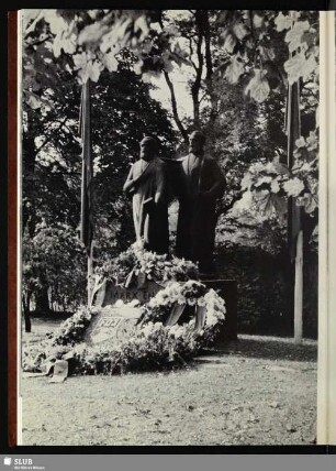 20 Das Marx-Engels-Denkmal am Schillerplatz
