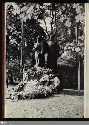 20 Das Marx-Engels-Denkmal am Schillerplatz