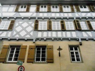 Stadtbild-Schuhgasse-Traufständiges Haus im Osten mit Fachwerkobergeschossen in Riegelbauweise auf steinernem Stock im Detail