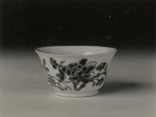 Koppchen (China, 1723/1735, Regierungsperiode Yongzheng; Porzellan, Aufglasurmalerei; Höhe 3,3 cm, Durchmesser 6,3 cm; Staatliche Kunstsammlungen Dresden (SKD)