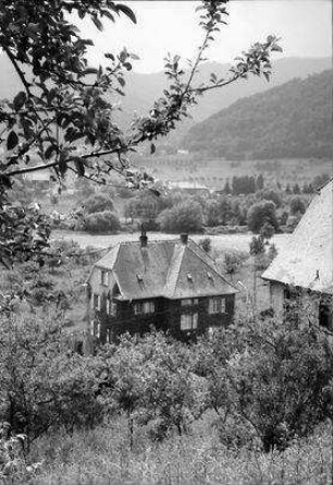 Gunsbach: Albert-Schweitzer-Haus, durch Äste