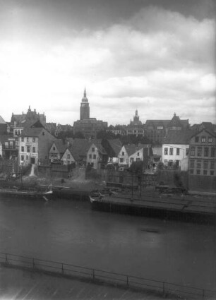 Bremen. Stadtansicht mit Pfarrkirche St. Ansgarii (Baubeginn 1229, um 1400. Blick über die Weser nach Nordwest