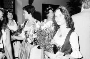 Freiburg: Am Mikrophon; Gisela Faber [Weinkönigin]