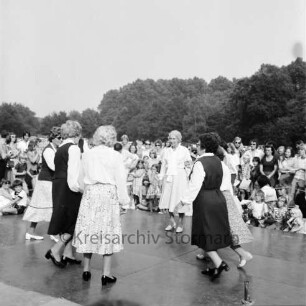 Rade: Museum Rade im Naturpark Oberalster: Sommerfest: Tanzwettbewerb für Senioren: vorn Tanzfläche: darauf tanzende Frauen: hinten Zuschauer: im Hintergrund Bäume