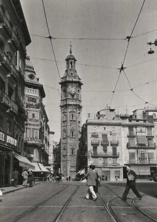 Valencia. Spanien. Der, im 17. Jahrhundert im barocken Stil errichtete Turm der Kirche Santa Catalina im Stadtzentrum