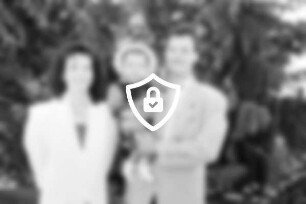 [Name maskiert] und [Name maskiert] Hochzeitsfoto mit Tochter [Name maskiert]