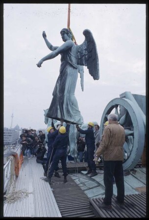 Abbau der Quadriga vom Brandenburger Tor, Umsetzen der Victoria per Kran