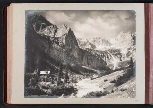 Fotoalbum aus dem Nachlass von Will Heraucourt : Albumseite 60 mit einer Fotografie (Höllentalhütte gegen Höllentalköpfe))
