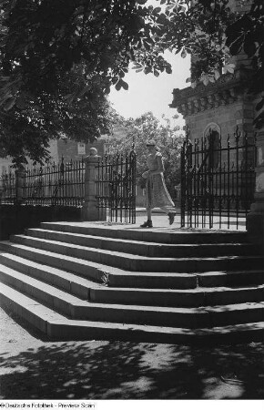 Renate Rössing auf einer Treppe
