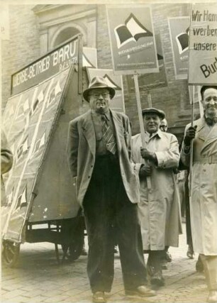Hamburg. Ernst Rowohlt und andere Verleger werben 1949 für die, in der Freien und Hansestadt stattfindende Buchmesse.