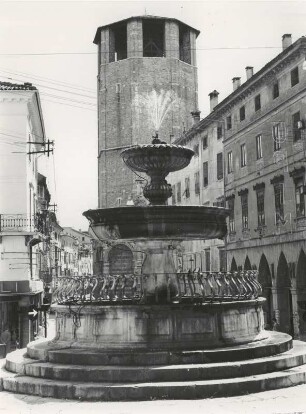 Turm des 1236 n. Chr. begonnenen Doms
