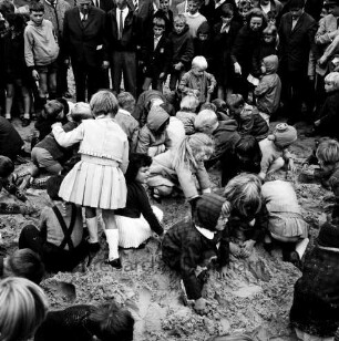 Volks- und Heimatfest: Veranstalter Heimatring: Stormarnplatz: Kinder spielen "Schatzsuche", 24. Juli 1965