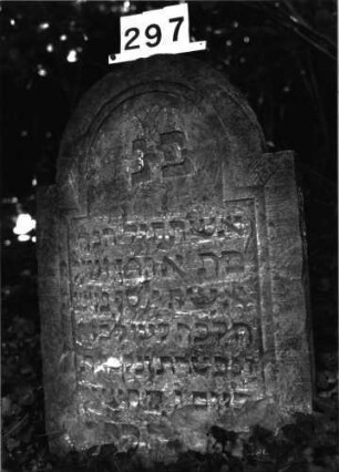 Grabstein 297 (Index: 99897633) Zustand: teils im Boden versunken Maße HxBxT: 91x60x8 cm: Grabstein 297