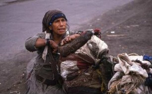 Armut in Lima : Eine obdachlose Frau bettelt im Zentrum der Hauptstadt Lima. Aufgenommen im Sommer 1990