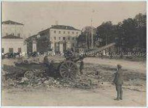 Soldaten an einem eroberten Geschütz in Udine
