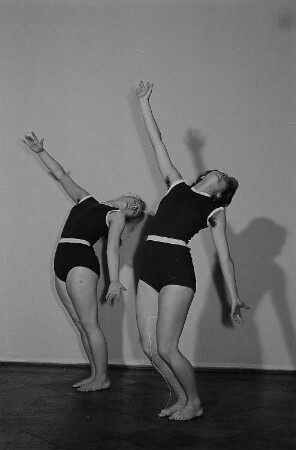 Studentinnen Christel Niemann und Helga Pankoke an der Leipziger Theaterhochschule bei gymnastischen Übungen