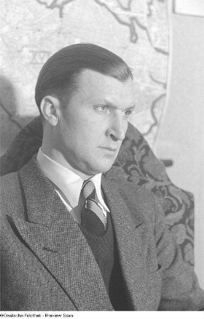 Porträtaufnahmen des Politikers Paul Markgraf, 1945-1949 Polizeipräsident von Berlin
