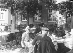 Harz? Gästegarten einer Gaststätte. Ansicht mit Kaffeegästen