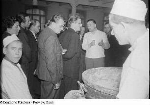 Besuch ausländischer Genossenschaftler in einer Großbäckerei