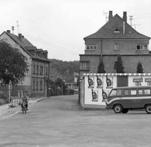 Sichtbehindernder Reklame-Bretterzaun vor einem Ruinengrundstück Ecke Weinweg und Hauptstraße in Rintheim.