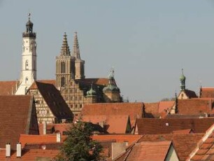 Stadtübersicht mit Rathausturm (links) und Türmen der Stadtkirche St. Jakob