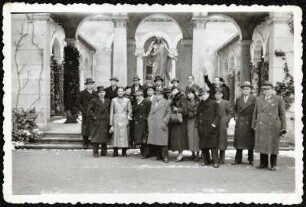 Zum Gruppenportrait aufgestellte Teilnehmer einer Reisegruppe mit Geschäftsleuten aus Bulgarien um Hristo Petrow Dimitrow vor der Christuskirche in Potsdam
