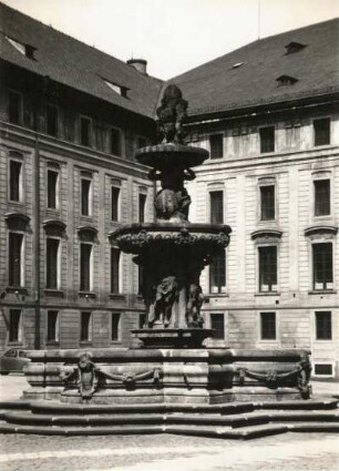 Prag. Hradschin. Burg, Brunnen im Hof