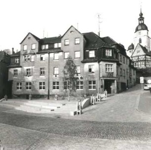 Colditz, Kirchberg 1. Wohnhaus mit Sparkasse (um 1925). Straßenansicht