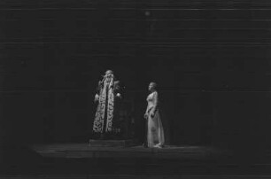 Szenenbilder aus der Oper "Pelléas und Mélisande" von Claude Debussy, nach einem Schauspiel von Maurice Maeterlinck an der Deutschen Staatsoper Berlin : Szene mit Anny Schlemm als Melisande
