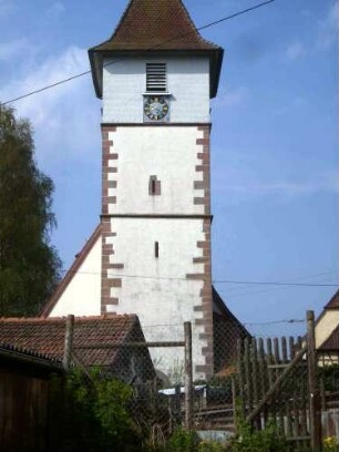 Anicht von Osten mit Kirche über Kirchturm (im Kern Frühromanisch-Glockenstube neuzeitlich) sowie Langhaus (Gotischer Neubau-im 18 Jh nach Süden erweitert)